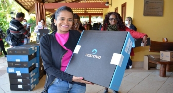 Educação estadual entrega 560 mil kits escolares a estudantes